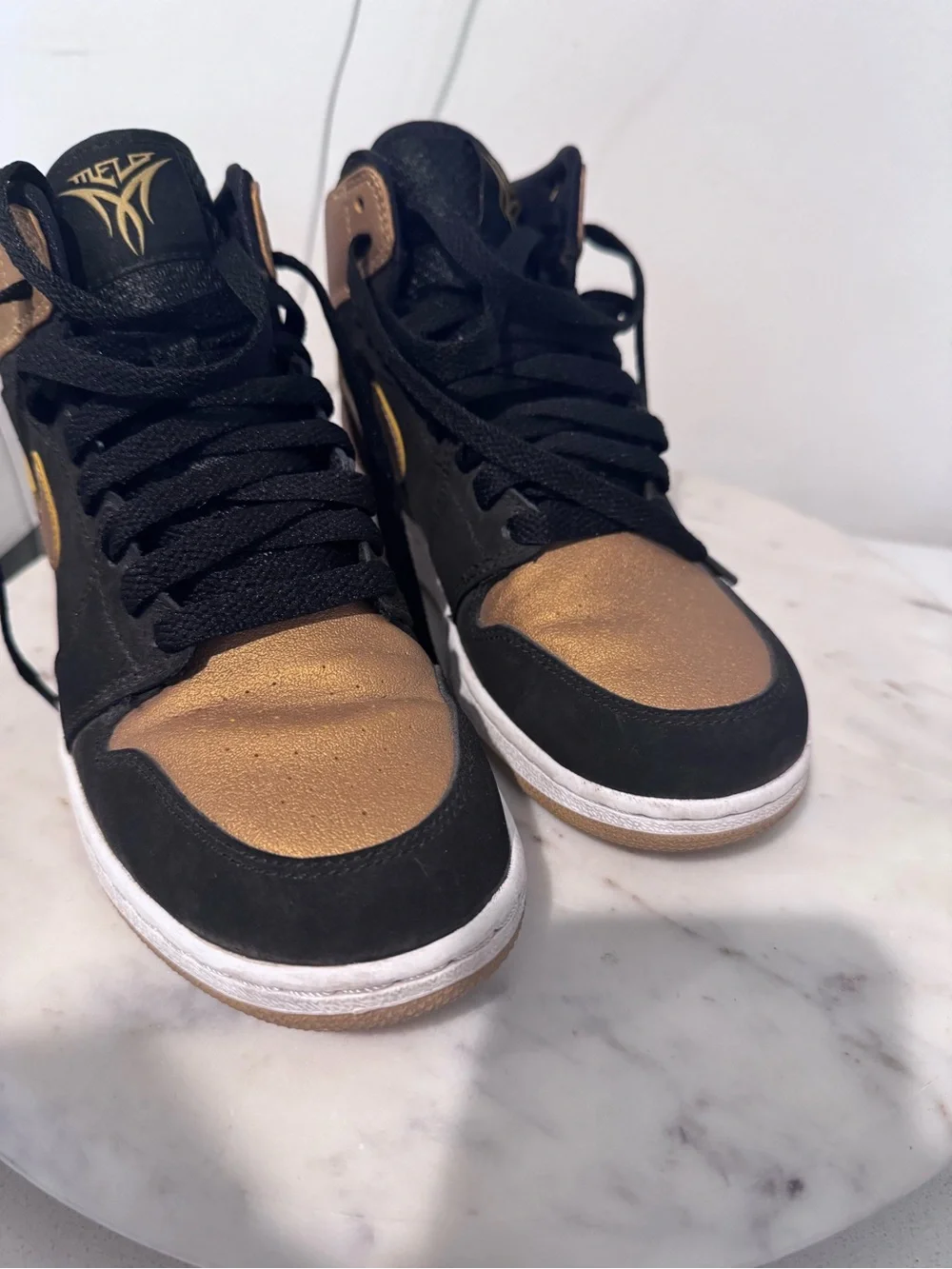 Jordan Retro 1 Black & Gold size 4Y